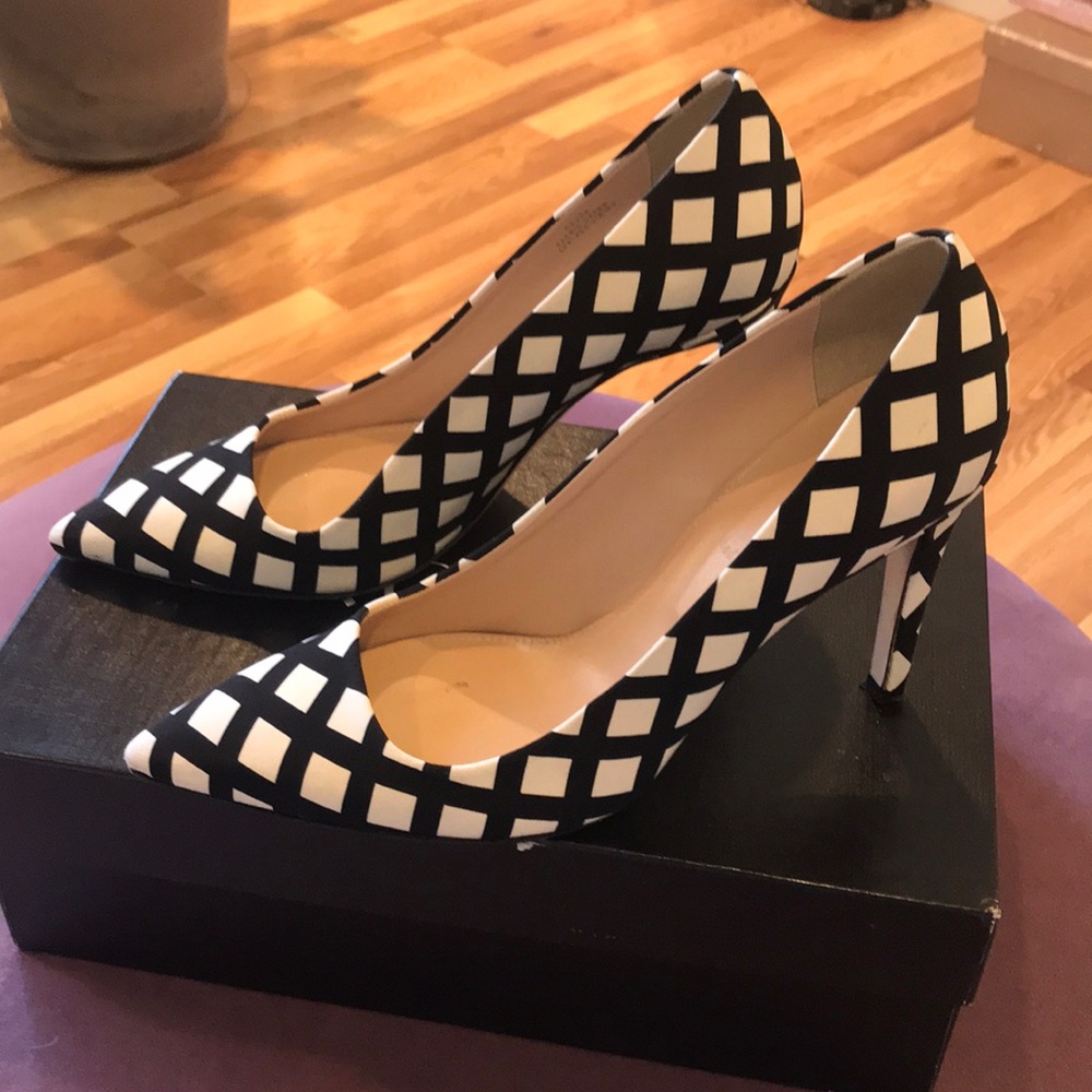 High heeled pumps